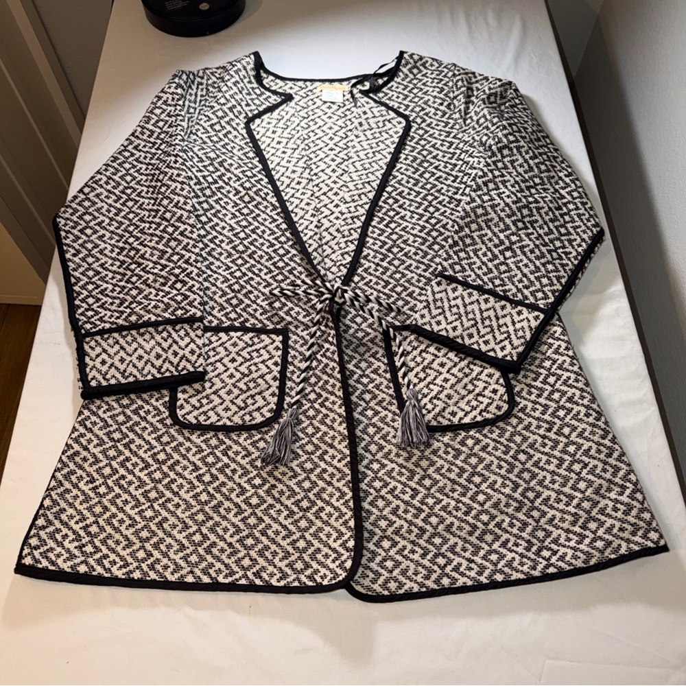 Sweet Magnolia Elegany Black‎ and White Women's Jacket